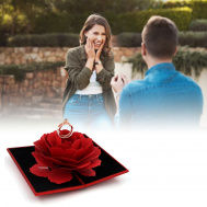 Pudełko na pierścionek- rozkwitająca róża