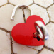 Kłódka w kształcie serca z kluczem